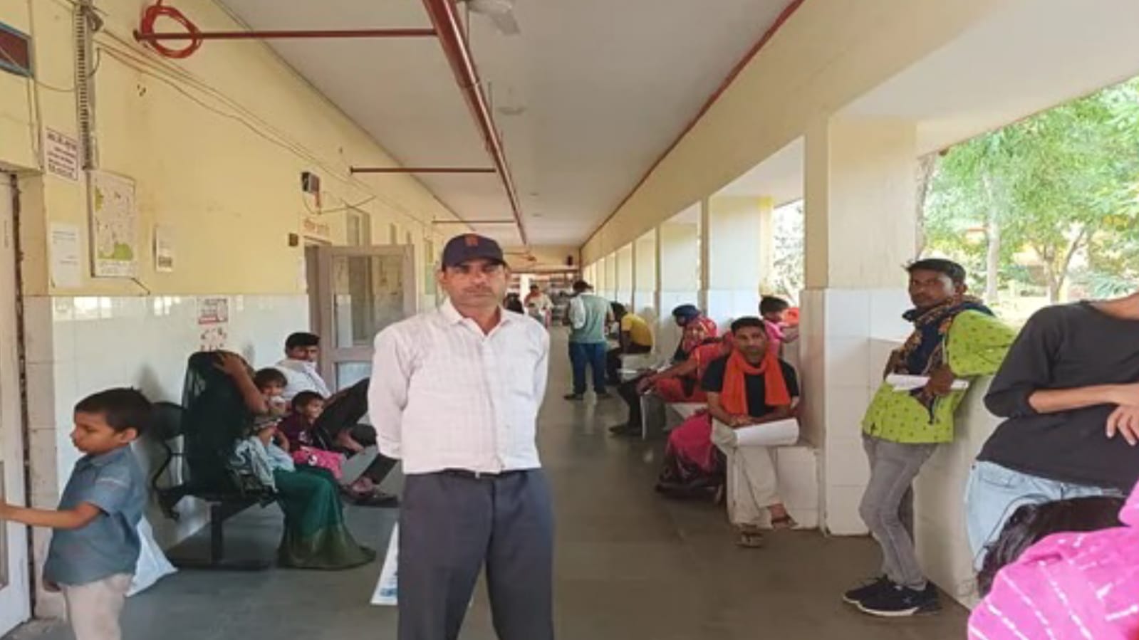 अस्पताल व्यवस्था गर्मी से बेहाल : एसीऔर कूलर बन गये हैं शो पीस