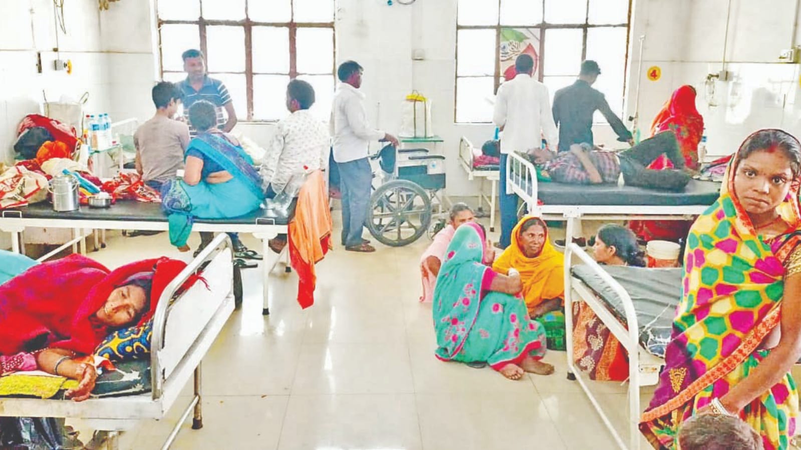 अस्पताल व्यवस्था गर्मी से बेहाल : एसीऔर कूलर बन गये हैं शो पीस