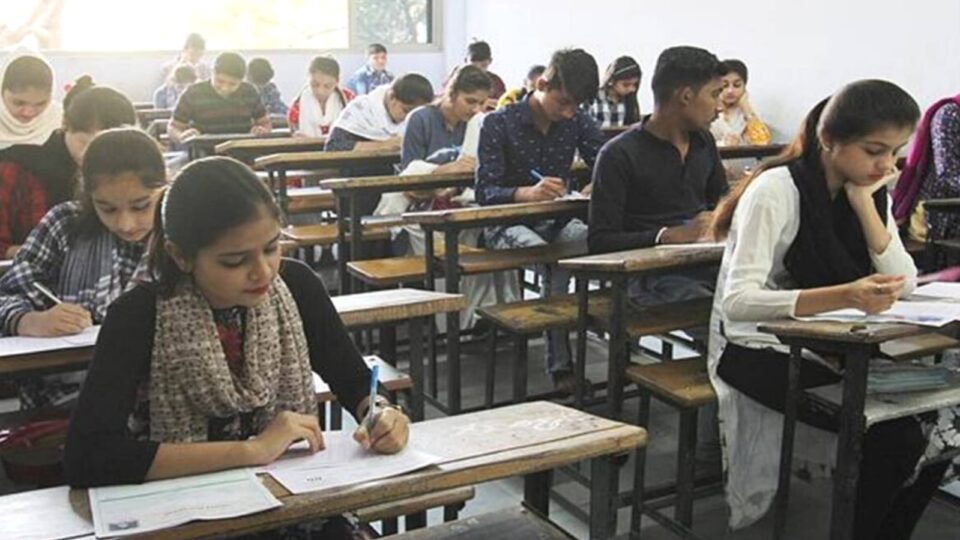 तलाशी के साथ सम सेमेस्टर की हुई परीक्षा: काफी परीक्षार्थियों नें कसा किनारा