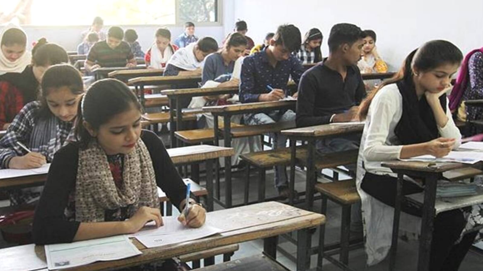 तलाशी के साथ सम सेमेस्टर की हुई परीक्षा: काफी परीक्षार्थियों नें कसा किनारा