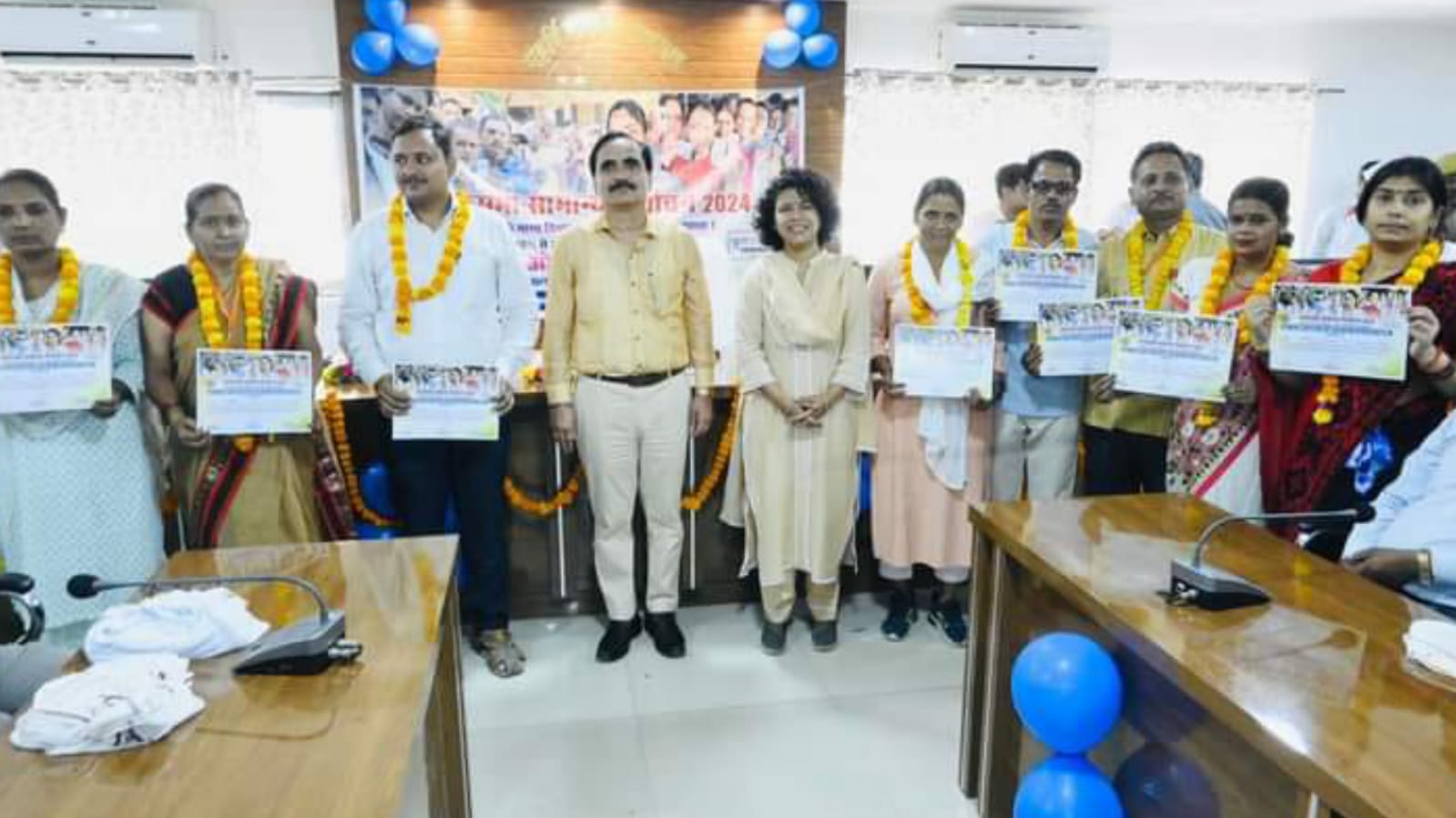 आयुक्त एवं डीएम नें ली बलैयां: वोटिंग बढ़ाने वाले 115 बीएलओ की हुई "गुदरवाह"