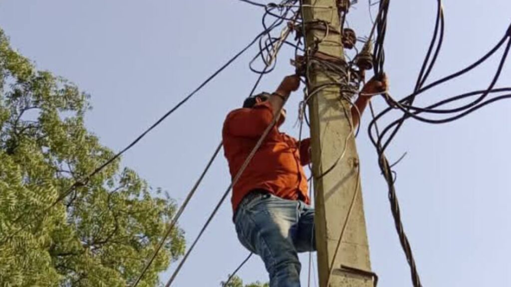 बिजली विभाग बना दगाबाज : "शासन की बतिया न मानें रे" का गा रहा है गीत