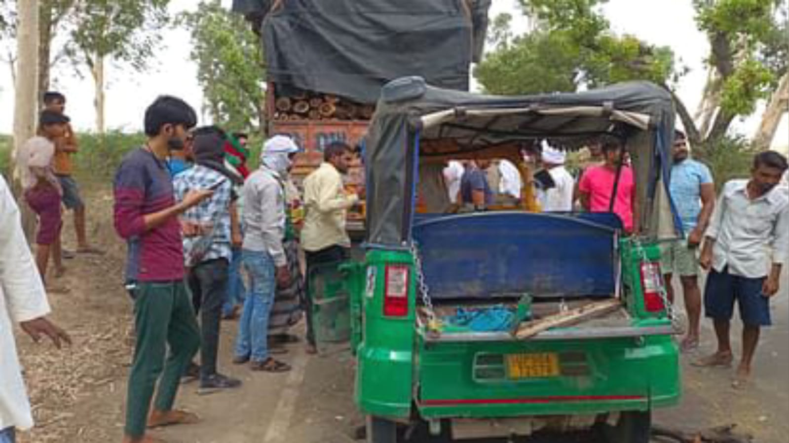 बांदा में भीषण सड़क दुर्घटना : ट्रक में घुसा ऑटो, तीन की मौत, छह गंभीर