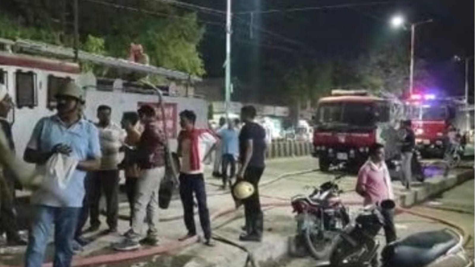बांदा में लाइफ इंश्योरेंस के ऑफिस में लगी आग: 1 करोड़ रुपए का हुआ नुकसान