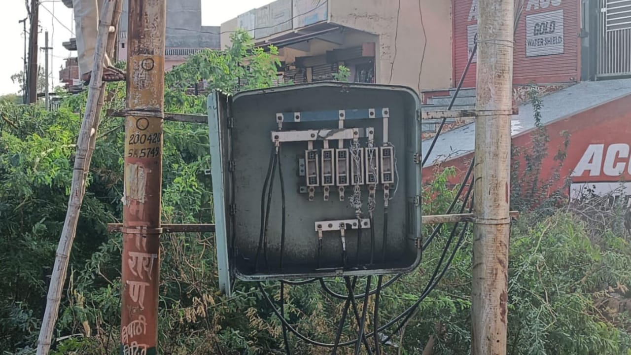 बिजली विभाग का निकम्मापन : 21 घंटे बाद बदला गया  ट्रांसफार्मर, जनता में रहा हाहाकार