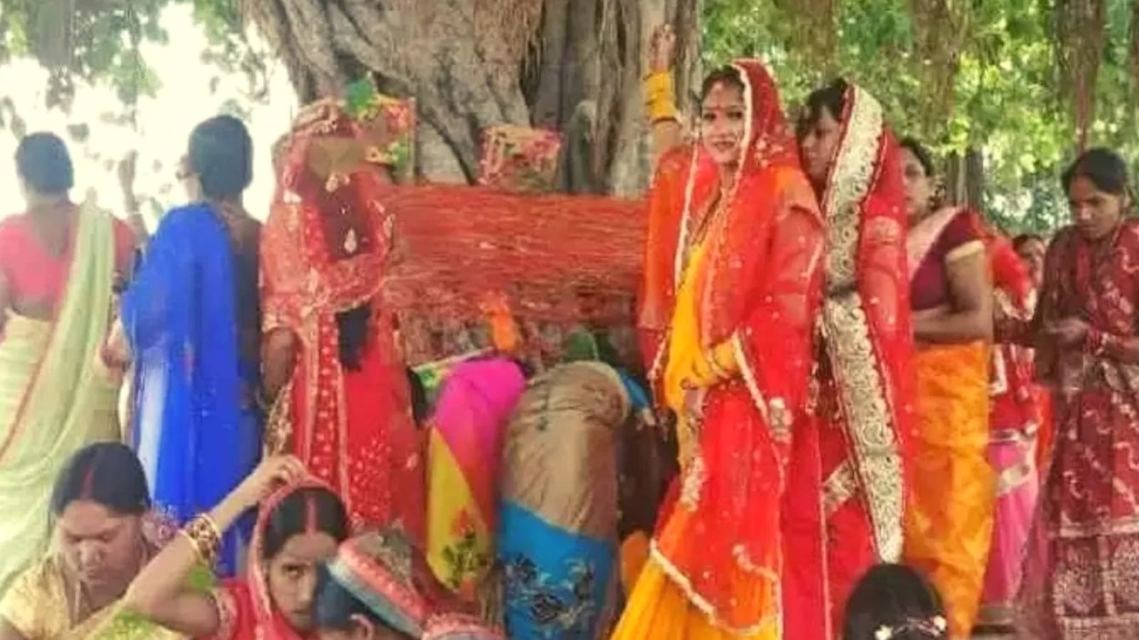 पति की लंबी उम्र मांगी: गीत गया "गंगा यमुना में जब तक पानी रहे मेरे सजना तेरी जिंदगानी" रहे