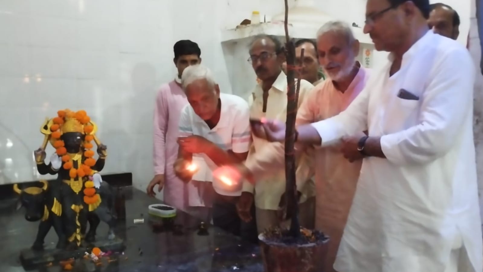 भाजपा नेता अशोक त्रिपाठी नें सर्व जन हिताय के लिये किया भगवान शनि देव का पूजन