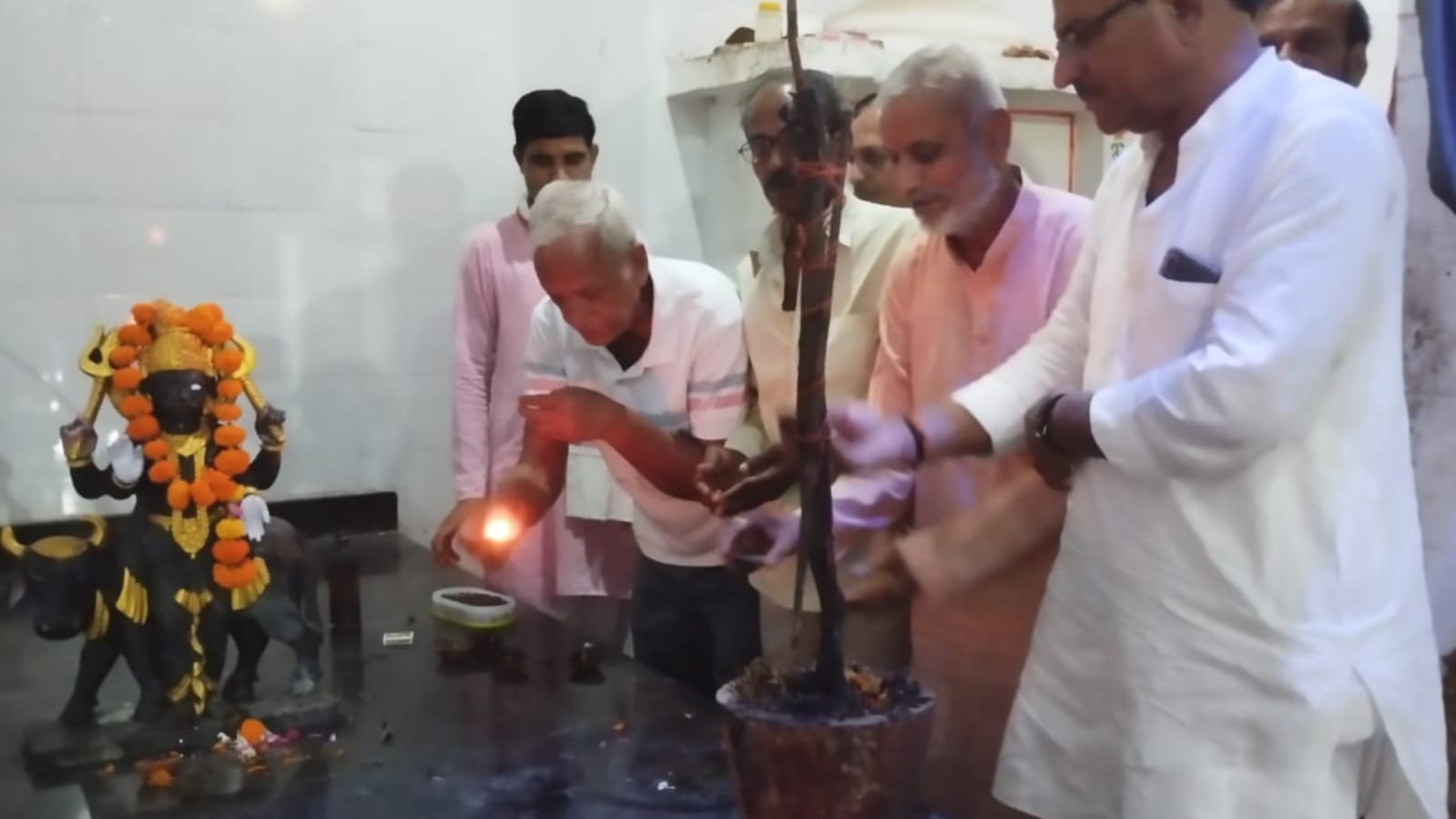 भाजपा नेता अशोक त्रिपाठी नें सर्व जन हिताय के लिये किया भगवान शनि देव का पूजन