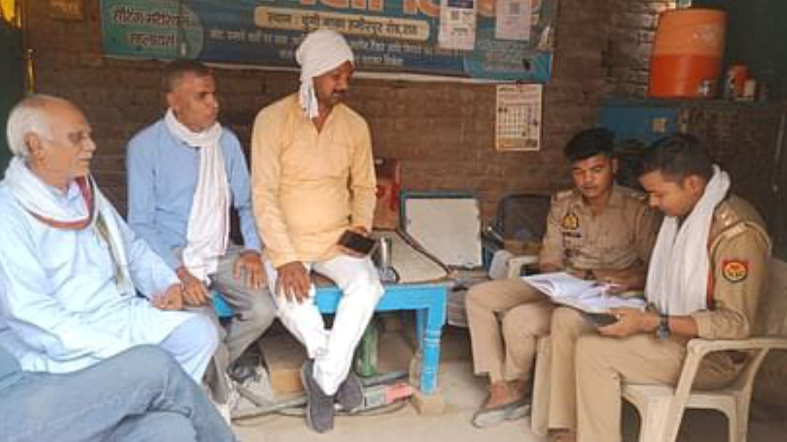 बदमाशों के हौसलें बुलंद: भगवा गमछा बांधकर आए नकाबपोशो ने पूर्व प्रधानाचार्य पर की फायरिंग, रिपोर्ट दर्ज 