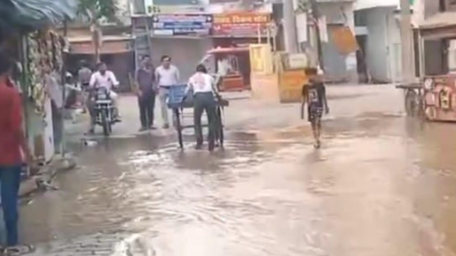 वाह रे बिजली विभाग : लाखों लीटर पेयजल कर डाला बर्बाद, सड़कें हुई लबालब