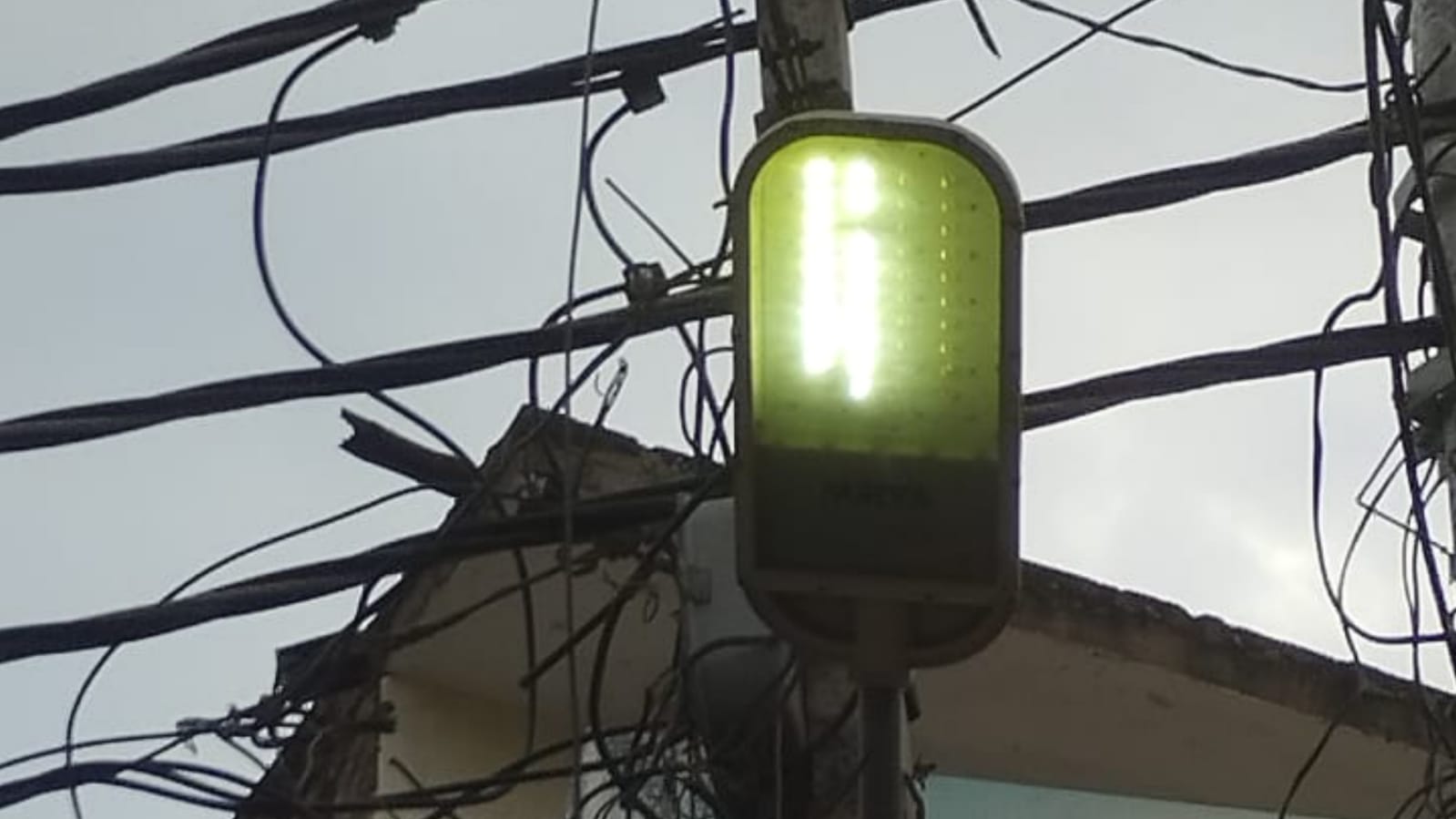 बिजली व्यवस्था को मुंह चिढ़ातीं रात दिन जलती शहर की स्ट्रीट लाइटें