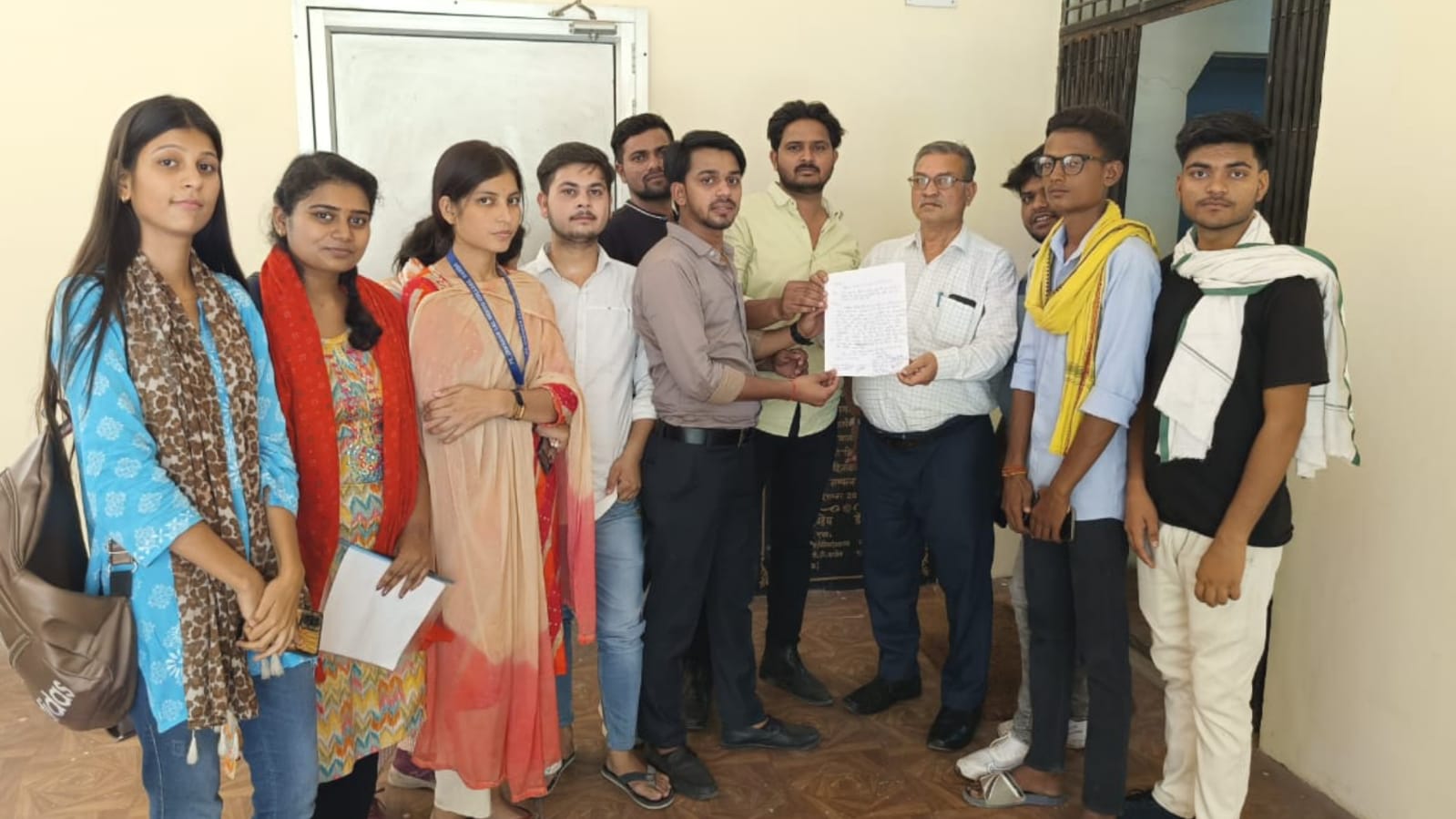 जेएन महाविद्यालय में वाटर कूलर की मांग को लेकर छात्र भड़के : प्राचार्य को दिया ज्ञापन 