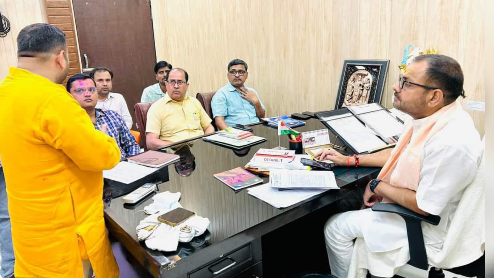 विधायक प्रकाश नें बिजली अफसरों की ली आपात बैठक : लिया क्लास और लगाई फटकार