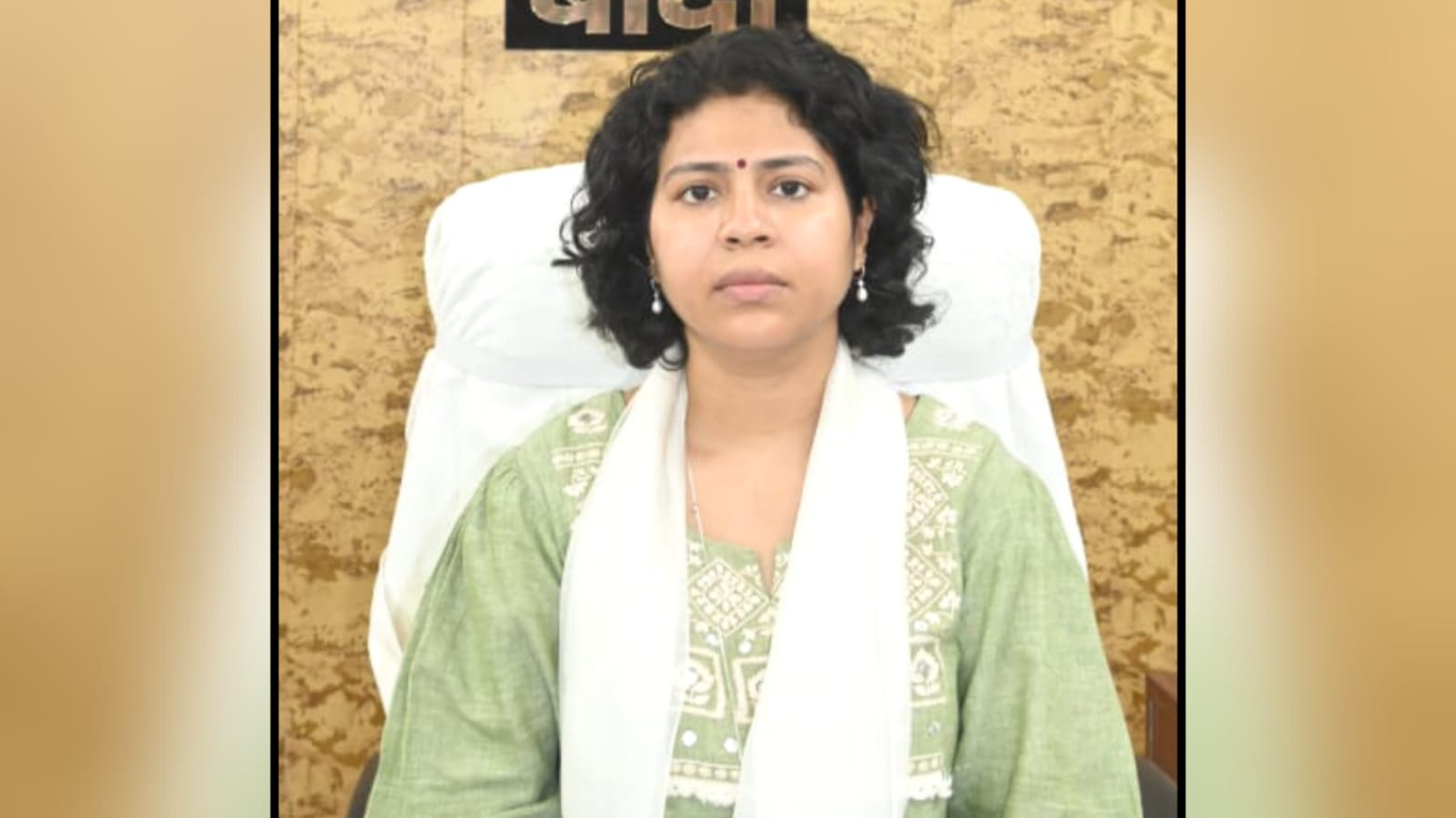 डीएम दुर्गा शक्ति नें अधिकारियों और कर्मचारियों के तबादले की कराई तैयारी शुरू