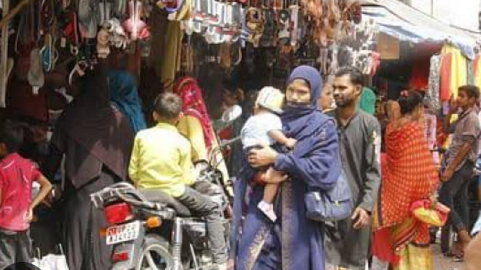बकरीद की पूर्व संध्या पर बाजार जमकर हुए गुलजार: बकरा बाजार रहा गर्म