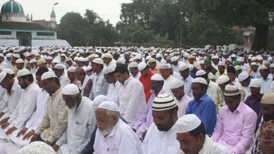 ड्रोन कैमरे की निगरानी में बकरीद की हुई नमाज : मुल्क की खुशहाली के लिये मांगी दुआ