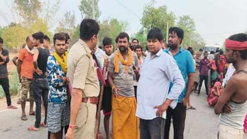 सड़क हादसे में महिला के हो गये कई टुकड़े: आक्रोशित जनता नें लगाया जाम