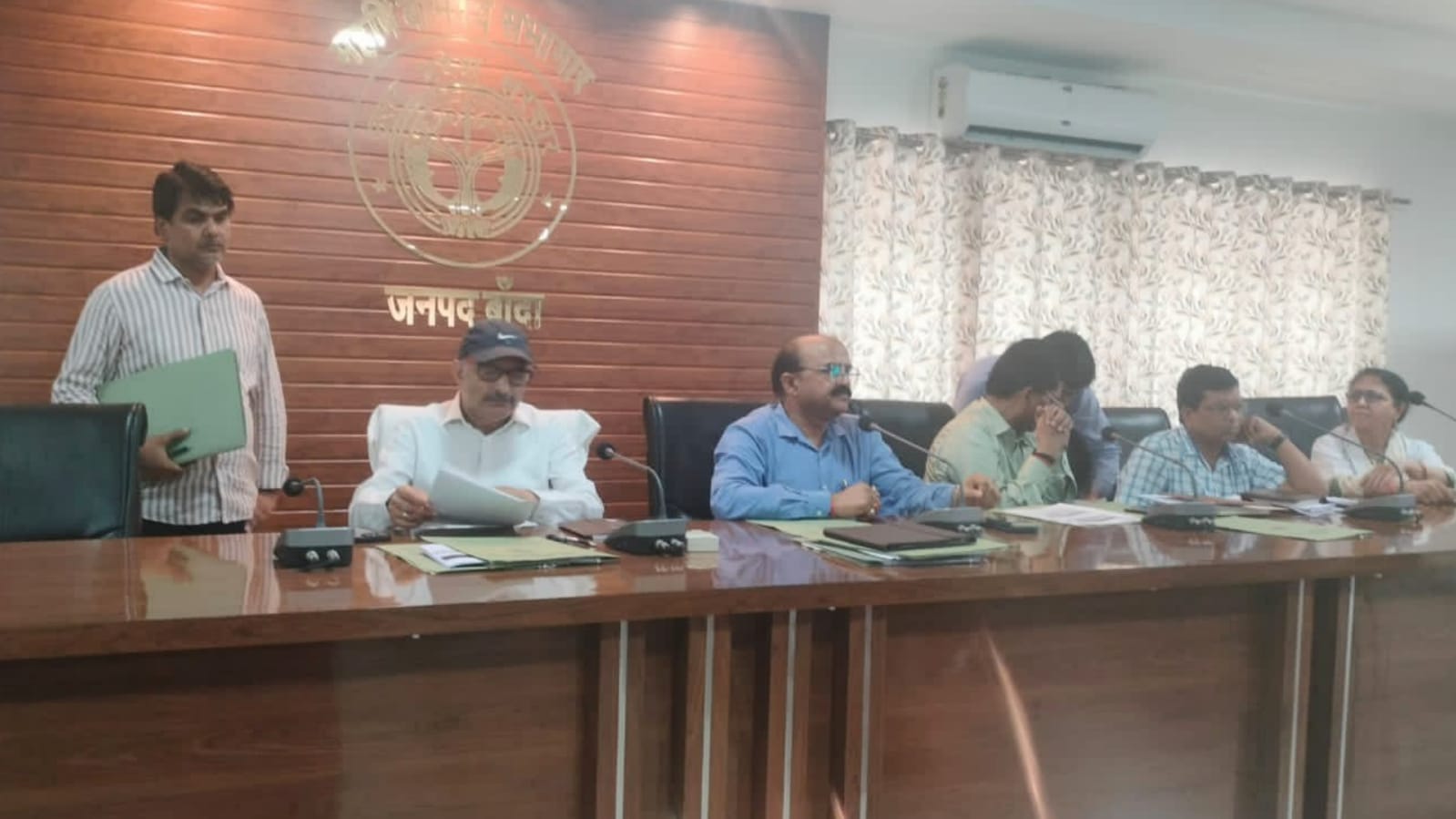 डीएम नागेंद्र ने विकास कार्यों की ली बैठक : इशारे में बताया उन्हें मालूम है की जन्नत की हकीकत क्या है ?