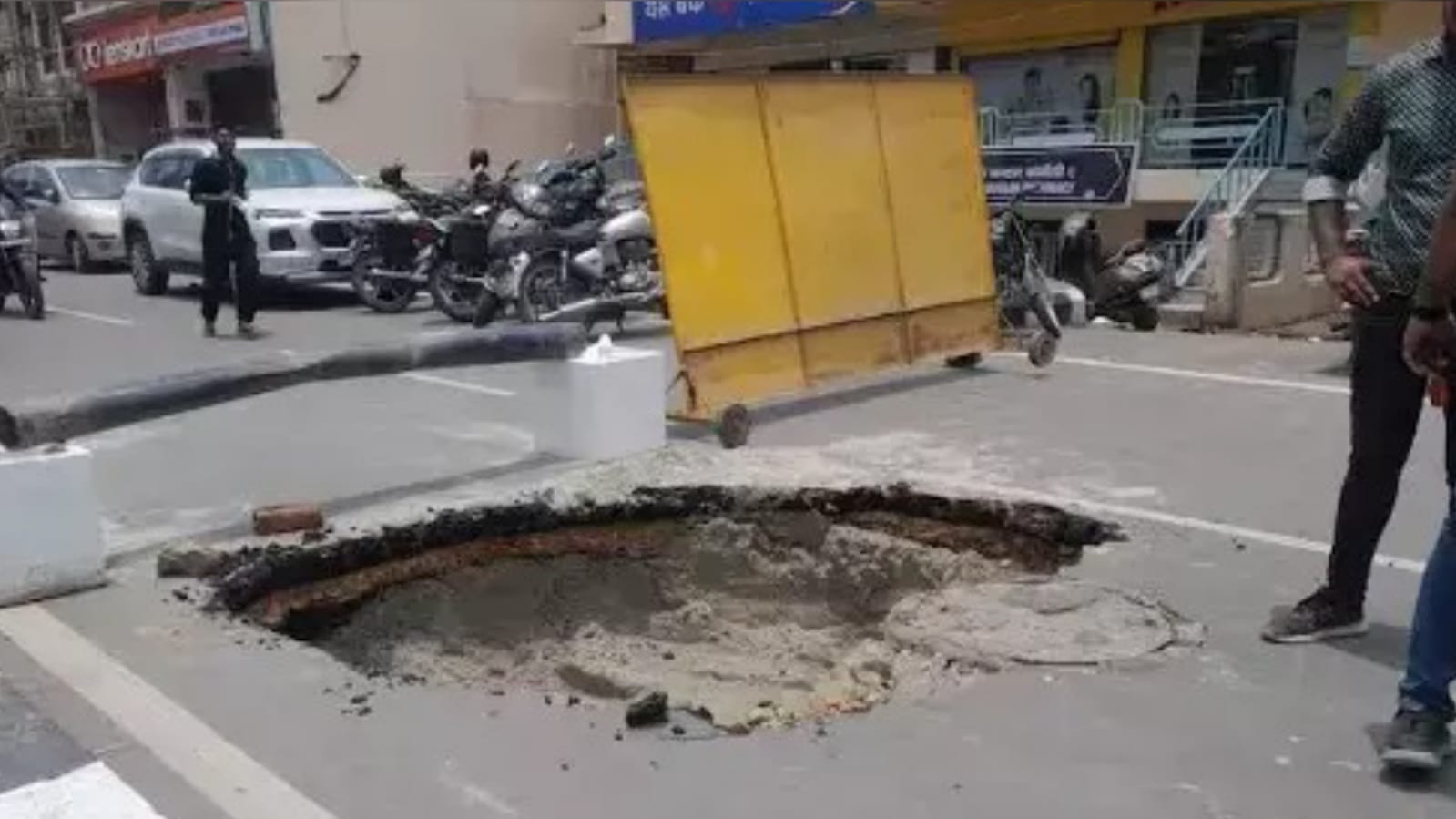 पहली बारिश ने खोली अयोध्या के विकास कार्यों की पोल: रामपथ से लेकर कई जगहों की धंसी सड़क, तीन अधिकारी सस्पेंड