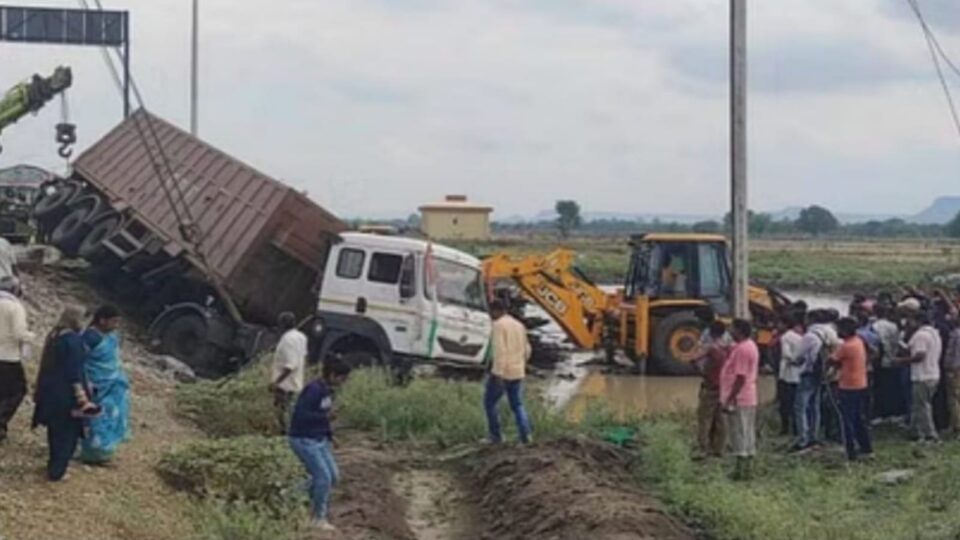 बांदा में मचा कोहराम : सड़क हादसे में दंपति सहित तीन की मौत