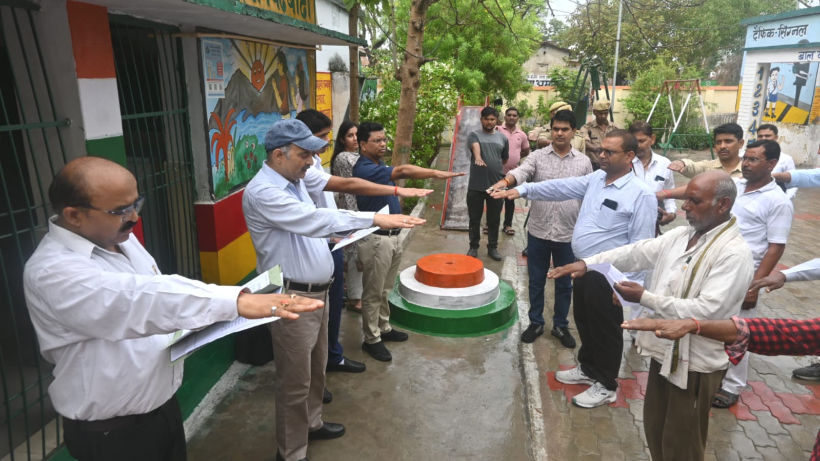 डीएम नागेंद्र प्रताप नें बच्चों को दिया मंत्र : पढ़ोगे लिखोगे बनोगे महान
