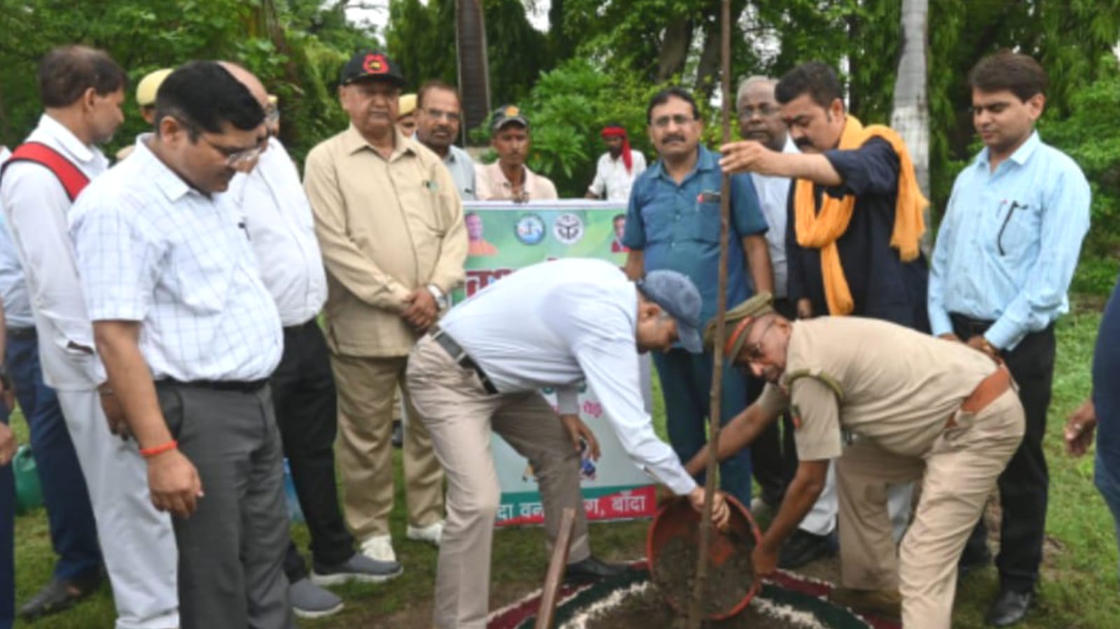 डीएम नगेन्द्र नें वन महोत्सव की कराई शुरुवात: सख्ती से सुरक्षा का पढ़ाया पाठ