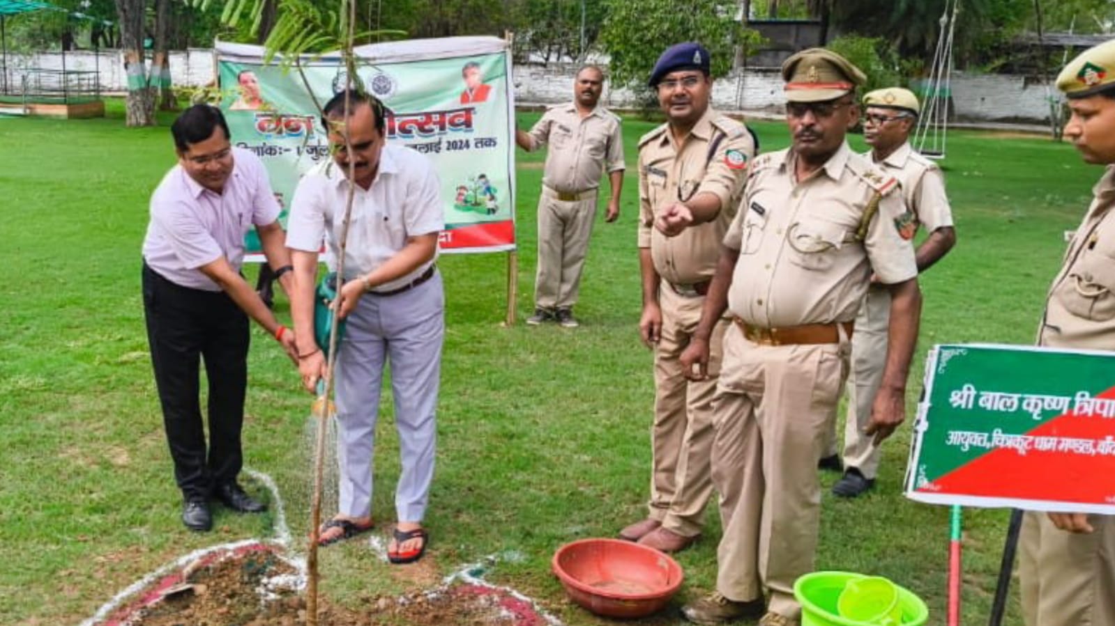 आयुक्त बालकृष्ण त्रिपाठी नें किया वृक्षारोपण : सुरक्षा का दिया संदेश
