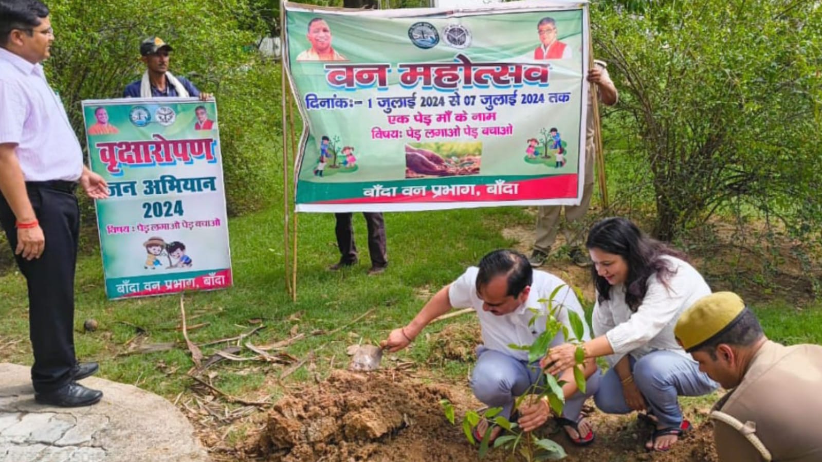 आयुक्त बालकृष्ण त्रिपाठी नें किया वृक्षारोपण : सुरक्षा का दिया संदेश