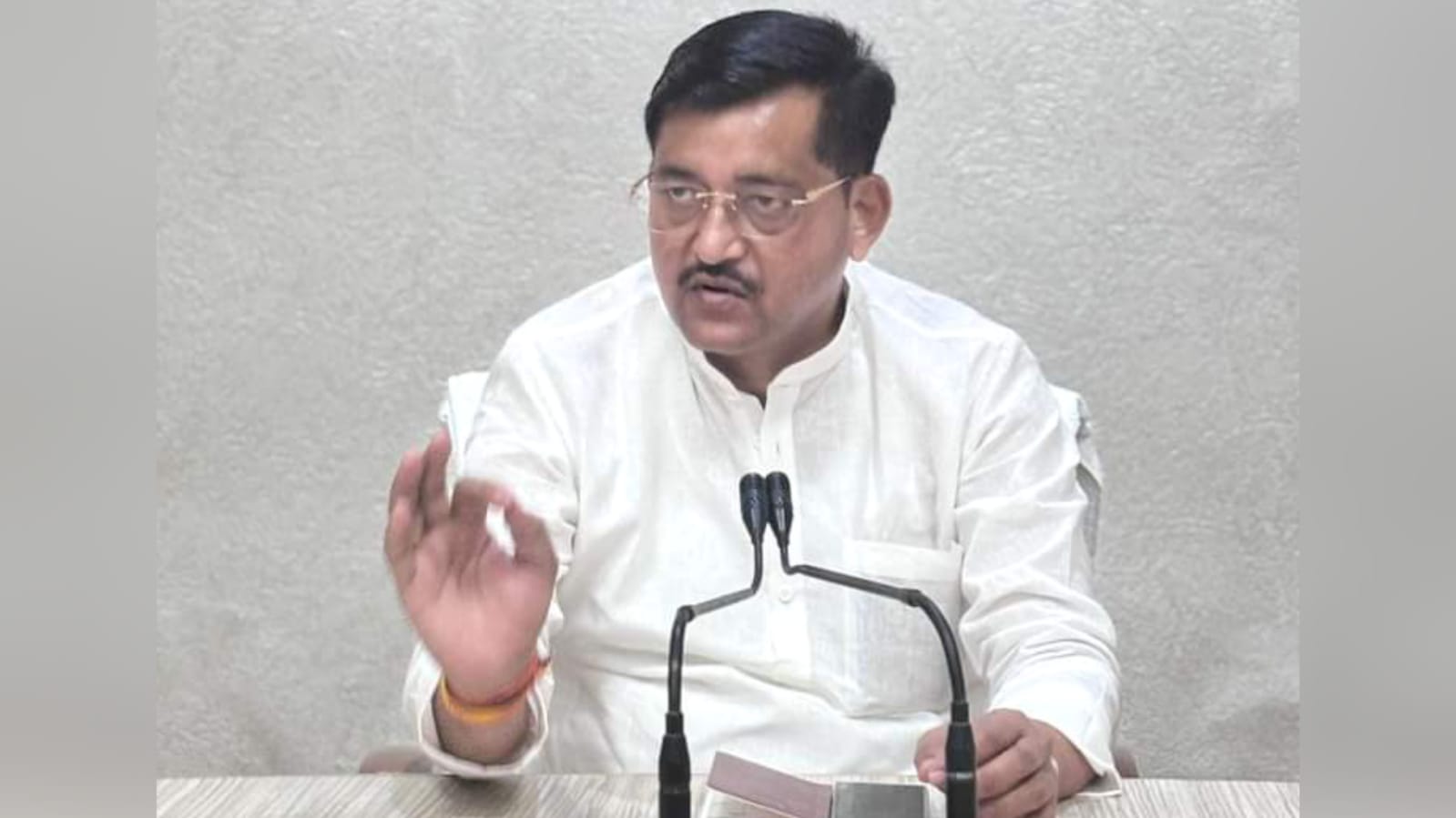 जल शक्ति राज्य मंत्री रामकेश द्वारा महाकुंभ तैयारी की समीक्षा: गंगा तटबंध का निरीक्षण