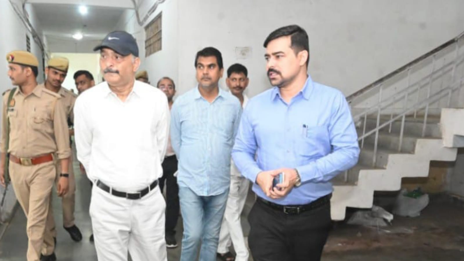 डीएम नगेन्द्र नें समाधान दिवस पर दिखाये कड़े तेवर : समस्याओं के त्वरित निस्तारण पर जोर