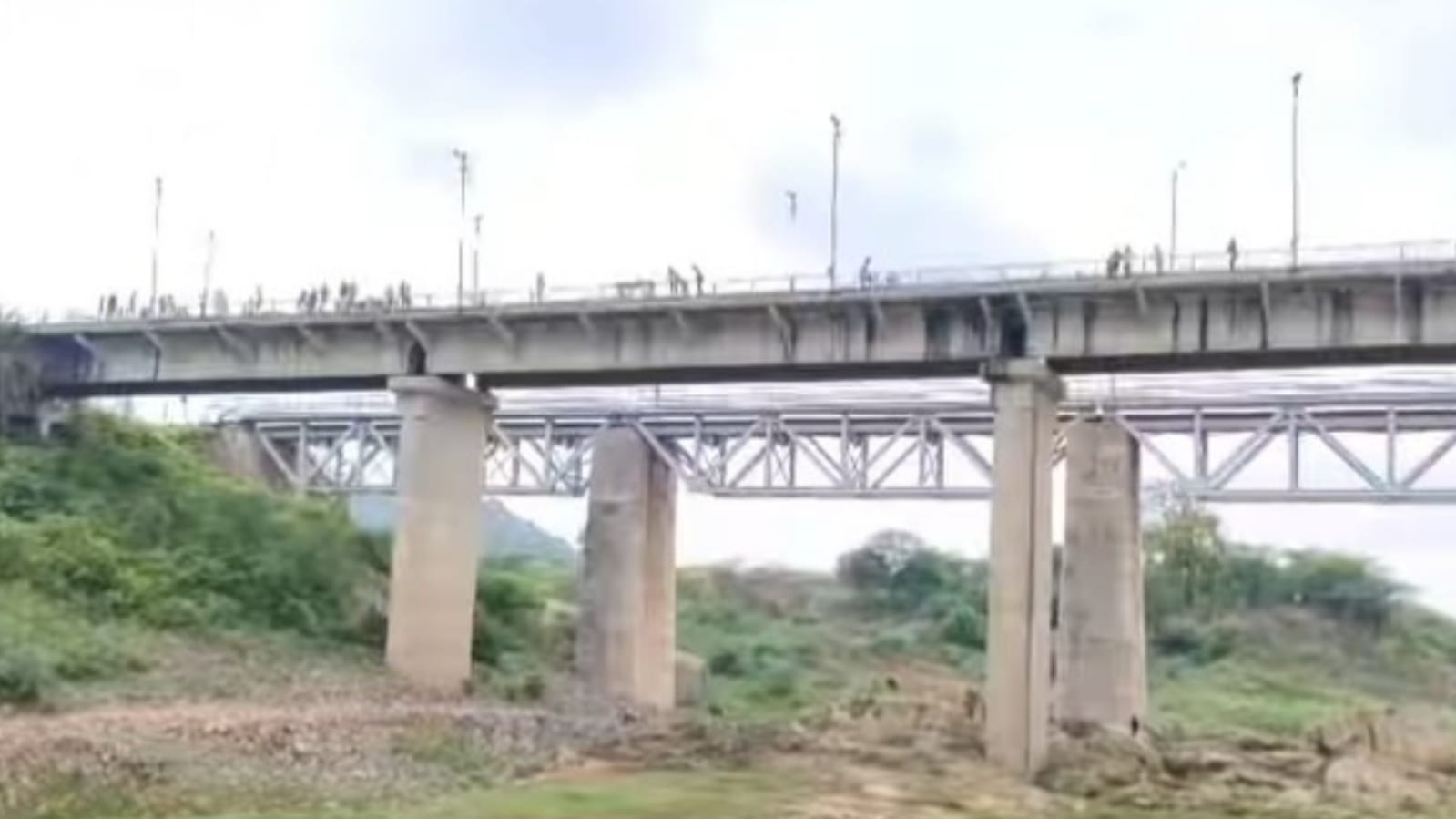 जीजा के साथ गांव जा रही साली ने केन नदी पुल से लगाई छलांग: पत्थरों से टकरा कर मौत