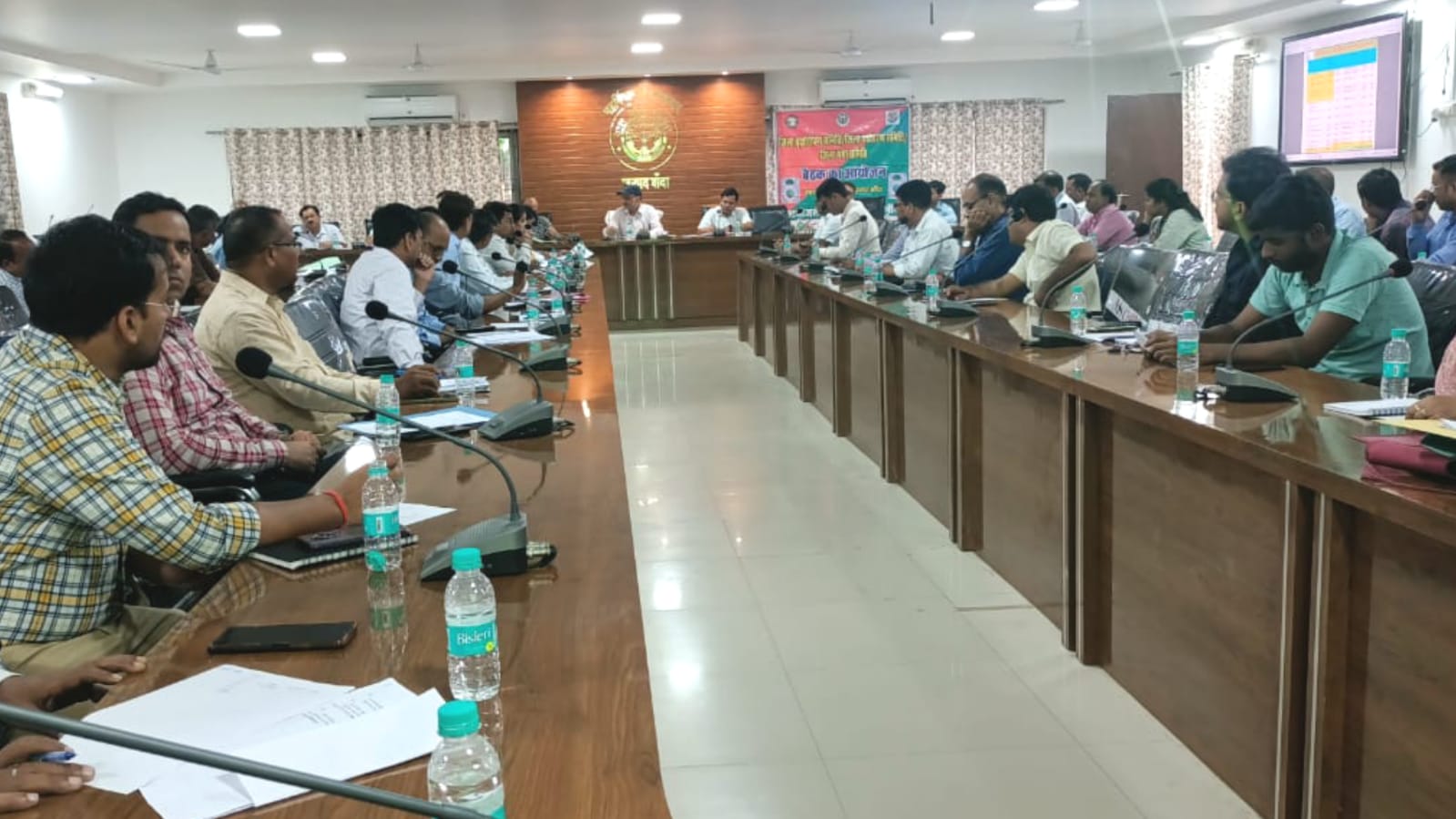डीएम नगेंद्र द्वारा वृक्षारोपण अभियान की सघन समीक्षा : बोले लापरवाही नहीं करेंगे बर्दाश्त