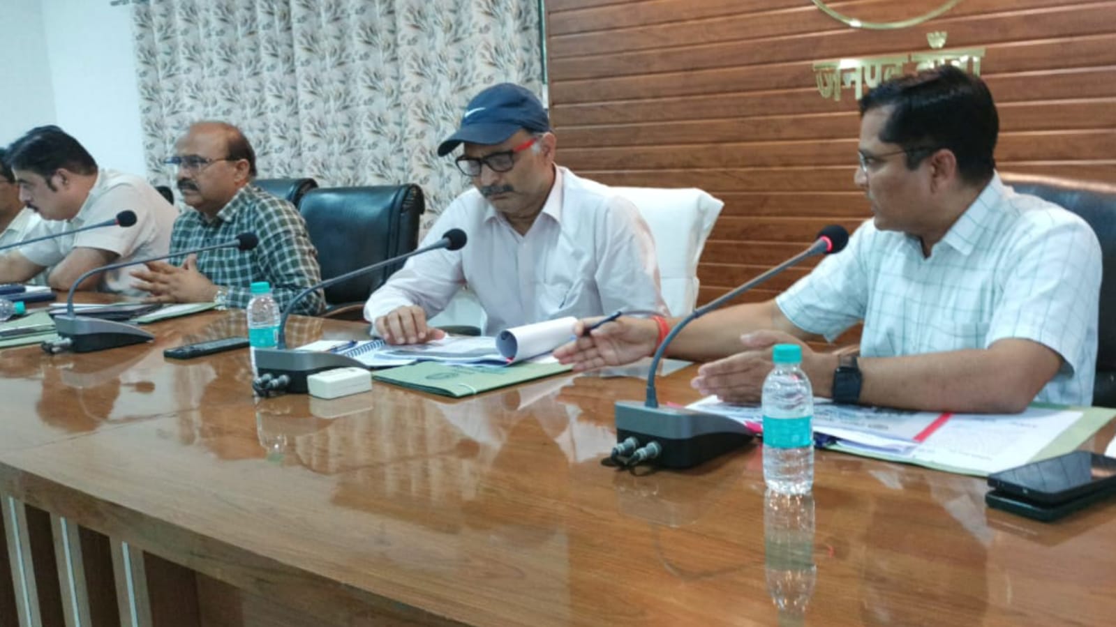 डीएम नगेंद्र द्वारा वृक्षारोपण अभियान की सघन समीक्षा : बोले लापरवाही नहीं करेंगे बर्दाश्त