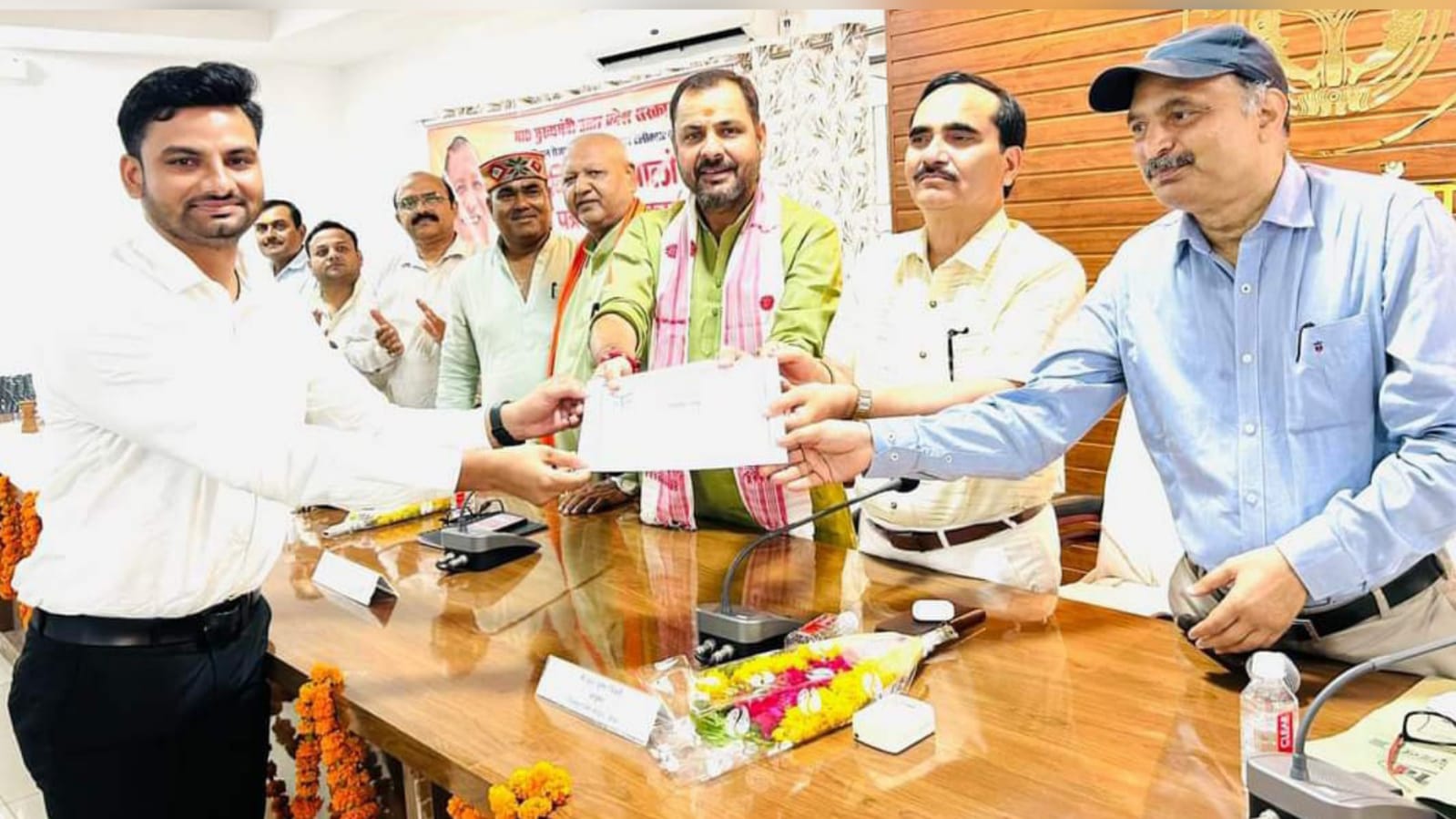 डीएम नगेंद्र प्रताप के आयोजन में लेखपालों को मिला नियुक्ति पत्र: हर्षित हो खिले चेहरे