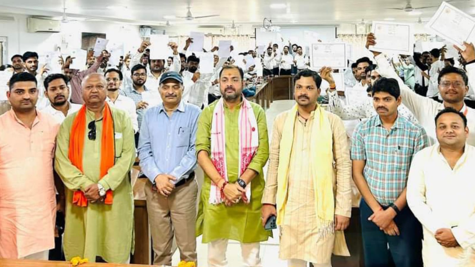 डीएम नगेंद्र प्रताप के आयोजन में लेखपालों को मिला नियुक्ति पत्र: हर्षित हो खिले चेहरे