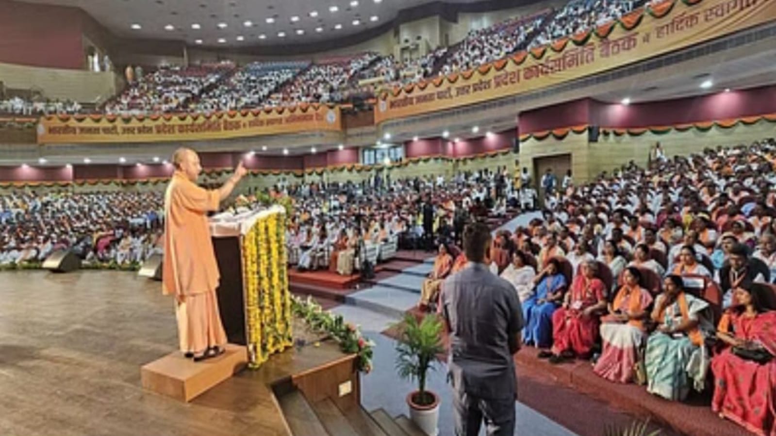 सीएम योगी बोले अति आत्मविश्वाश से चुनाव में पहुंची चोट : कार्यकर्ता बैक पुट पर न आवें