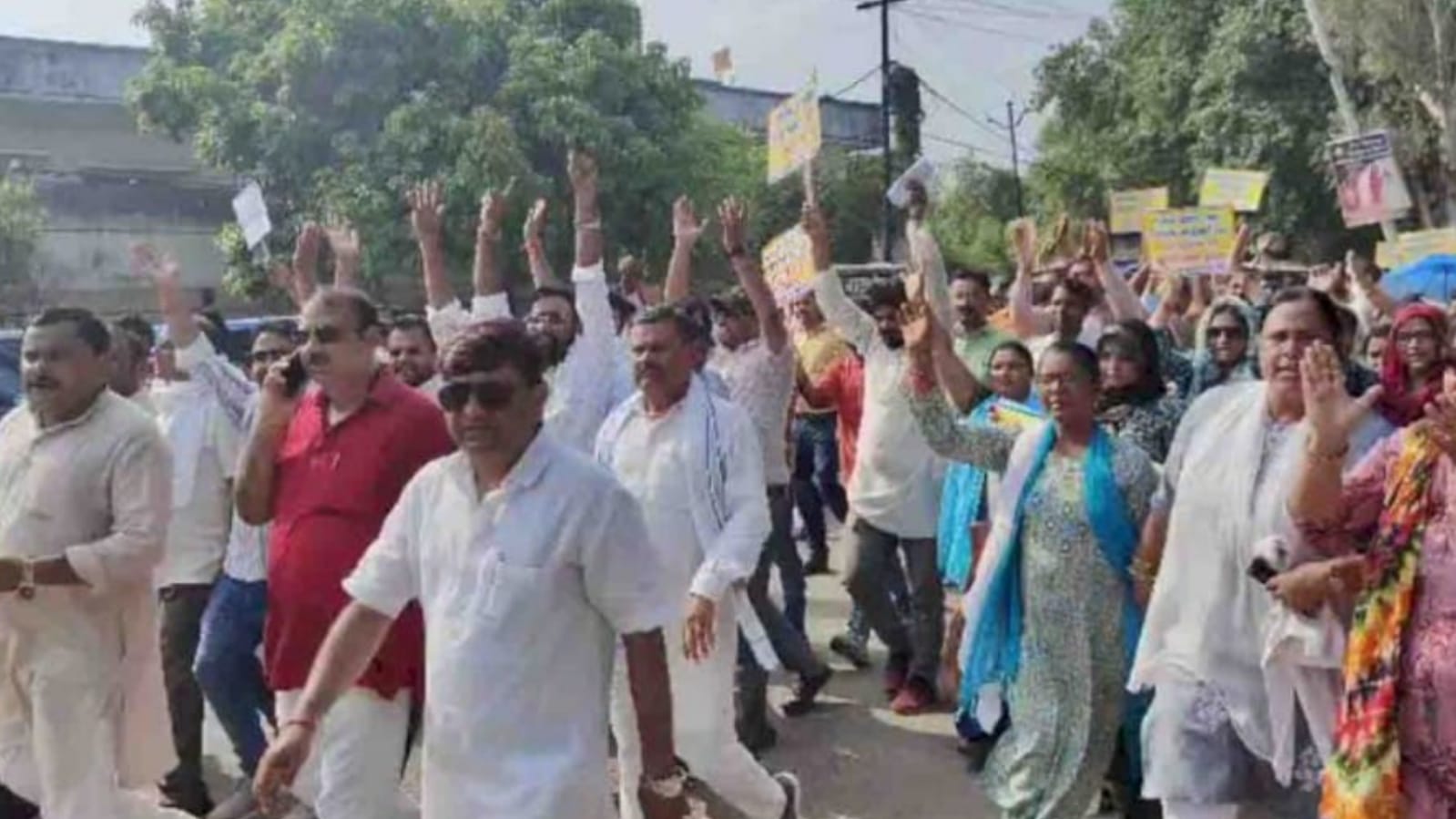 शिक्षकों का आनलाइन हाजिरी के विरोध में तार्किक प्रदर्शन : बीएसए को दिया ज्ञापन