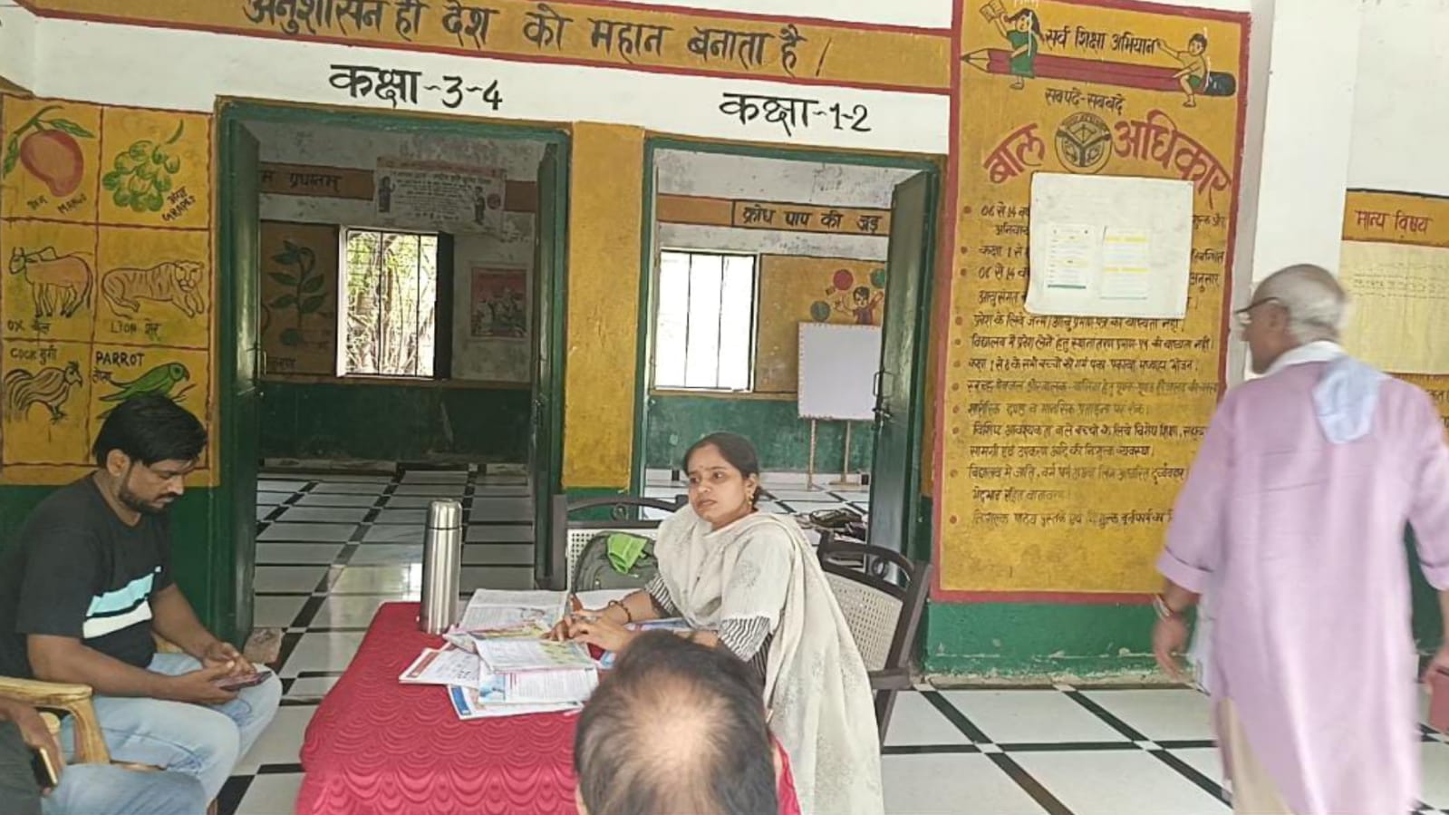 बांदा के वकीलन पुरवा में बेसिक शिक्षण व्यवस्था हुई तार-तार: शिक्षक लगा रहे पलीता ! 