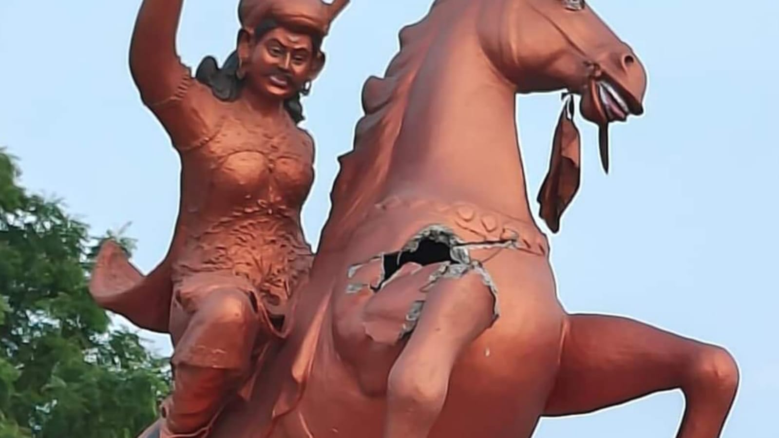 खेत सिंह खंगार की मूर्ति खंडित होने पर आक्रोश: मंत्री रामकेश एवं डीएम नें सुलझाया मामला