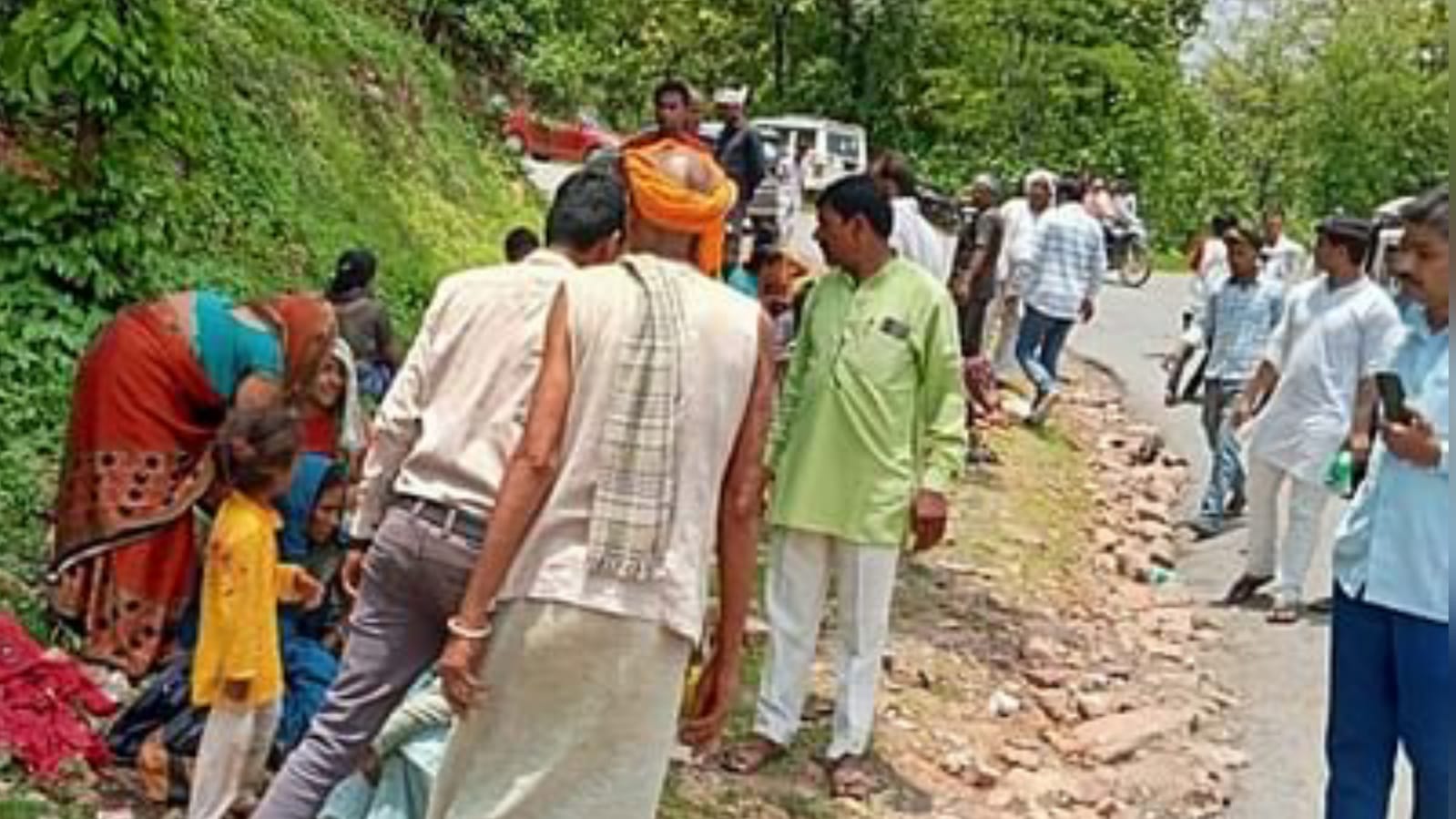 चित्रकूट में भीषण सड़क हादसा: घाटी में पलटी ट्रैक्टर-ट्रॉली, दो की मौत, 45 लोग घायल