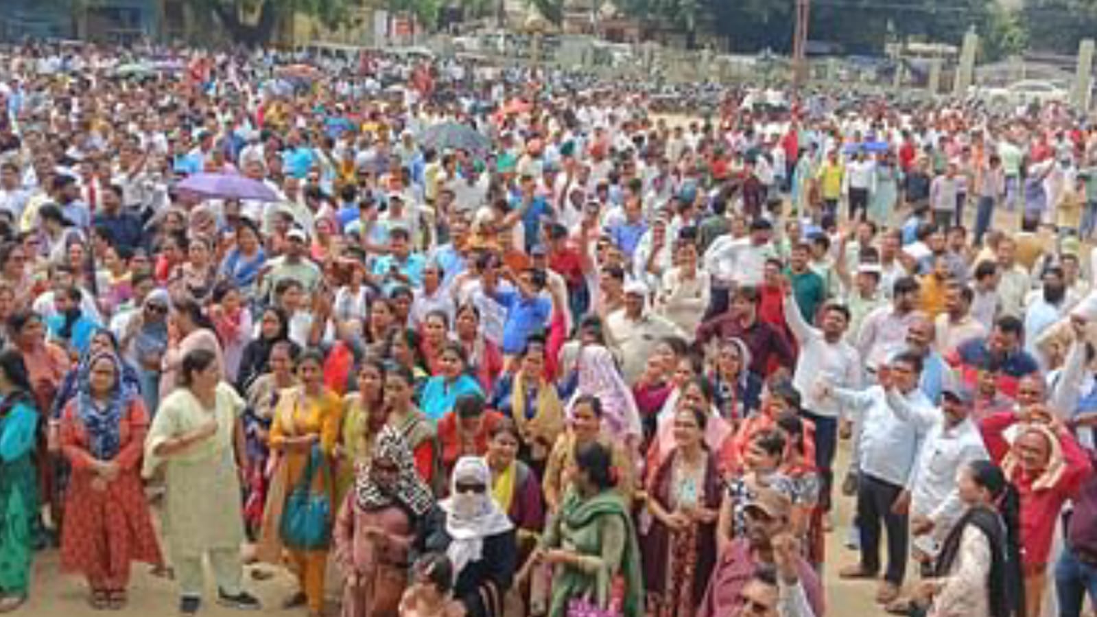 शिक्षकों की ऑनलाइन हाजिरी का मामला: भारी विरोध के बाद योगी सरकार आई बैकफुट पर, दो महीने के लिए किया स्थगित