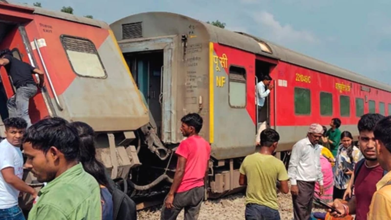 यूपी के गोंडा में बड़ा रेल हादसा : धमाके के साथएक्सप्रेस के डिब्बे पटरी से उतरे, दो की मौत, 32 घायल