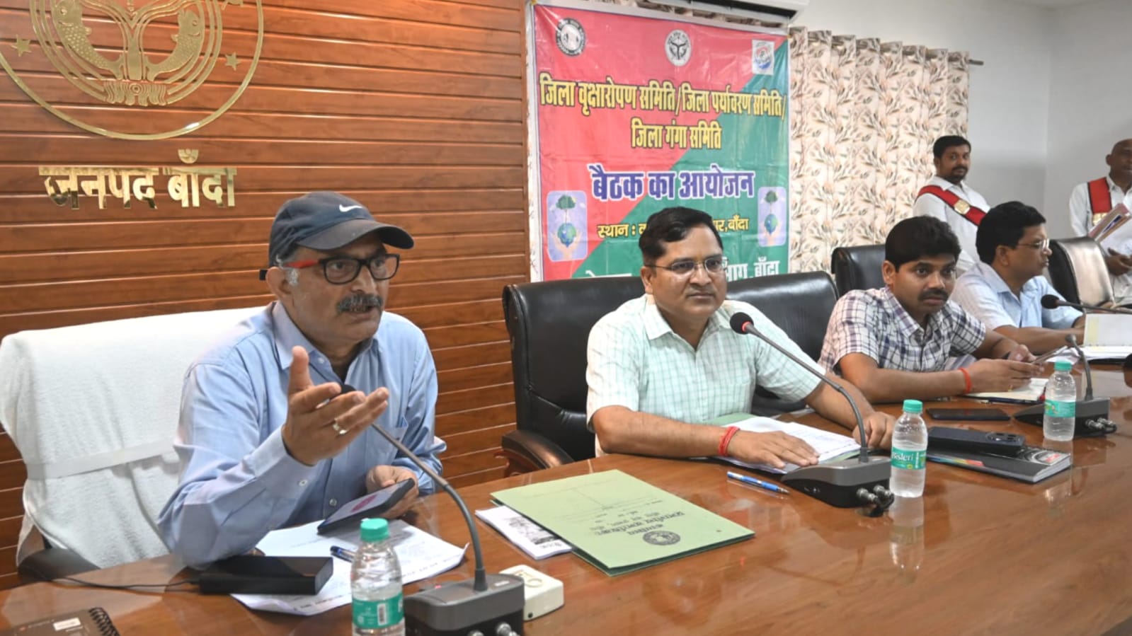 डीएम नागेंद्र नें चेतावनी: अभियान में ढिलाई पर सख्त कार्यवाई, सहजन रोपण पर भी दिया जोर