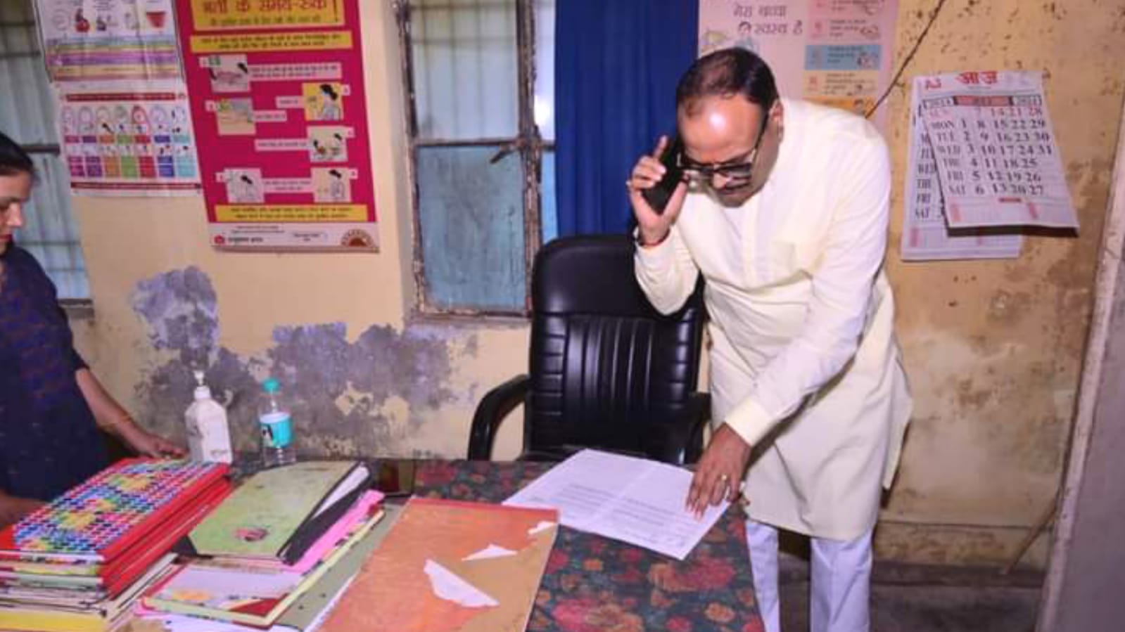डिप्टी सीएम बृजेश पाठक नें पीएचसी का किया निरीक्षण : नर्स के भरोसे था अस्पताल, सीएमओ को फटकार