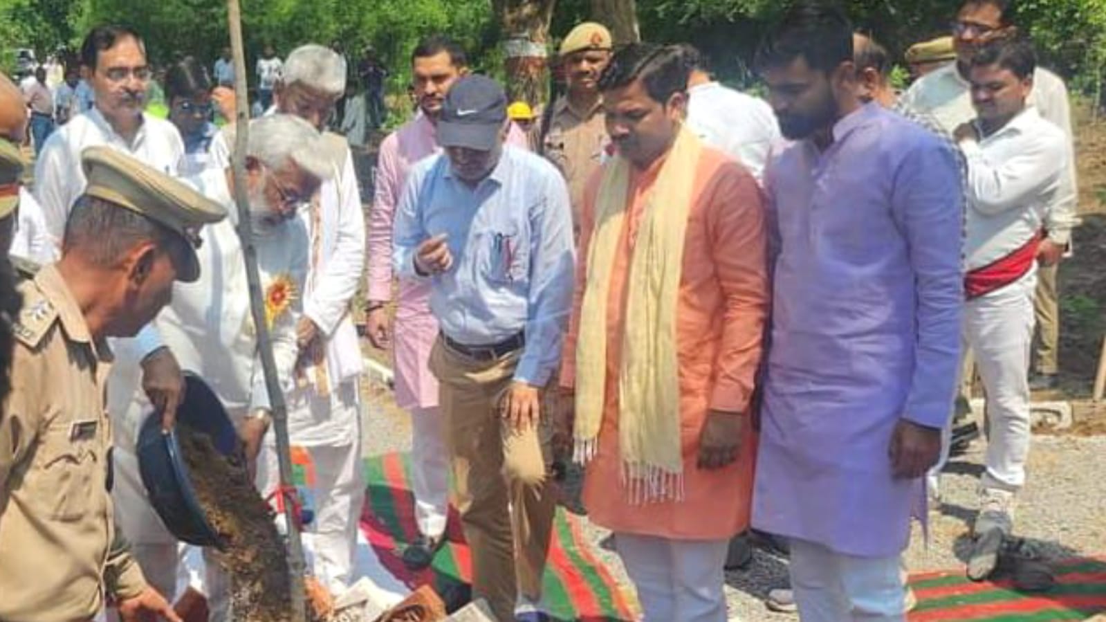 वृक्षारोपण की मच गई धूम : धरती मां की गोद हरी करने को रोपे गये पौधे