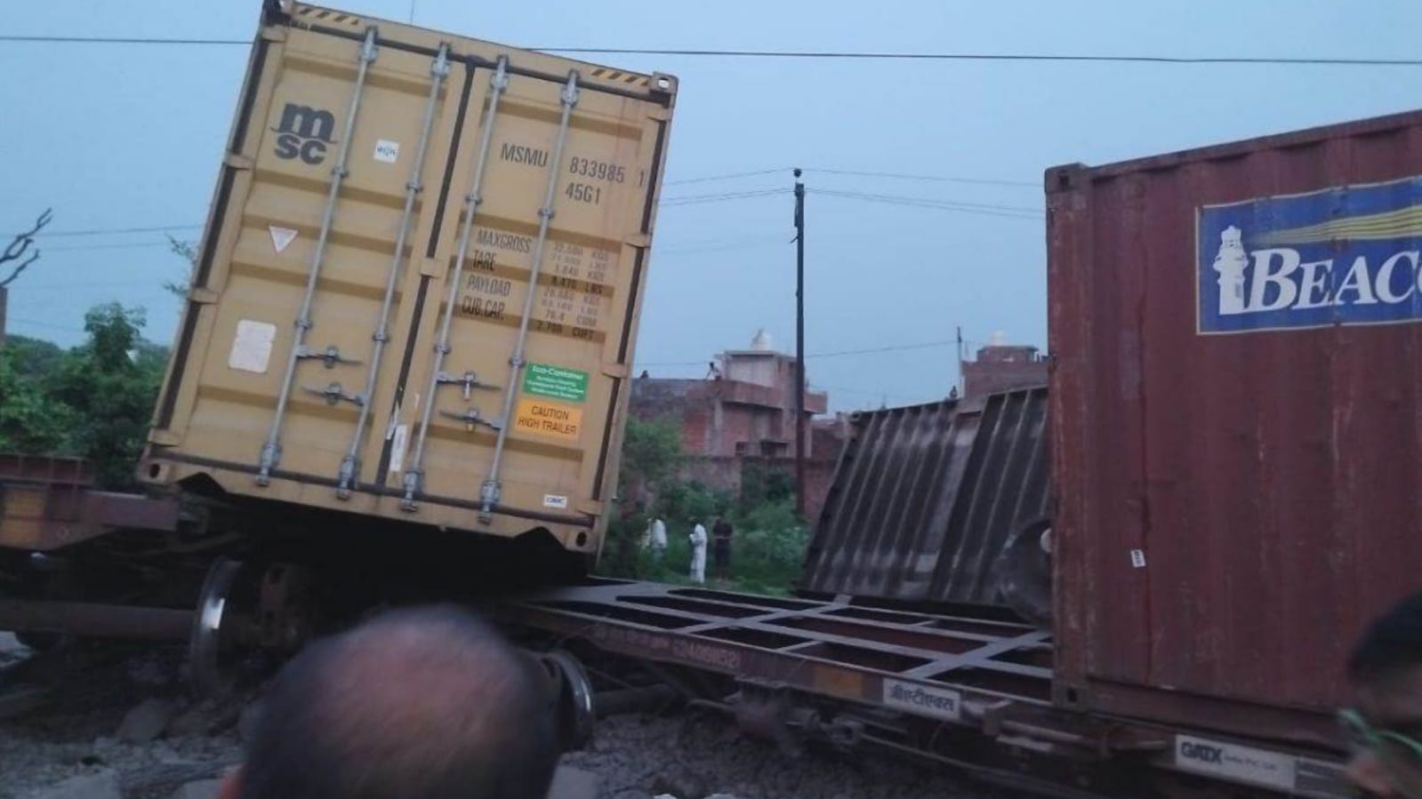 यूपी में फिर रेल हादसा: मालगाड़ी पलटी, दस डिब्बे बेपटरी, दो में भरा है केमिकल, कई ट्रेनें प्रभावित