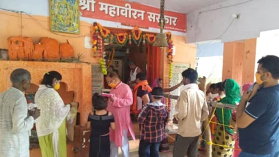 बांदा में हनुमान मंदिरों में गूंजा : "को नहि जानत है जग में कपि संकट मोचन नाम तिहारो"