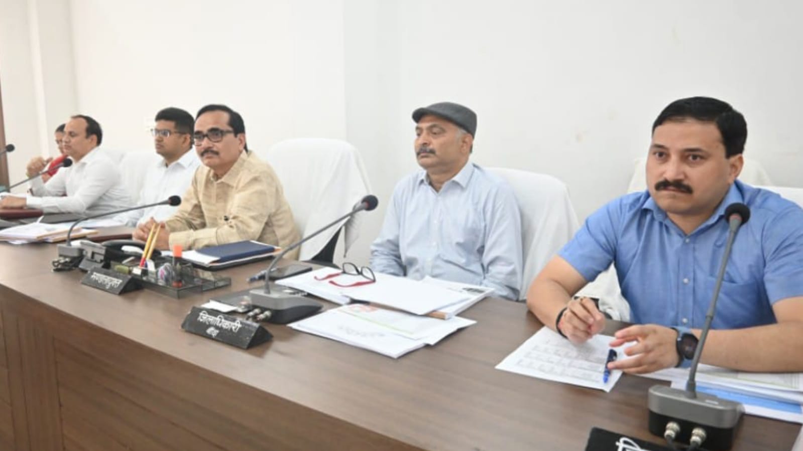 विकास कार्यों में धीमी प्रगति पर कमिश्नर बालकृष्ण त्रिपाठी नाराज