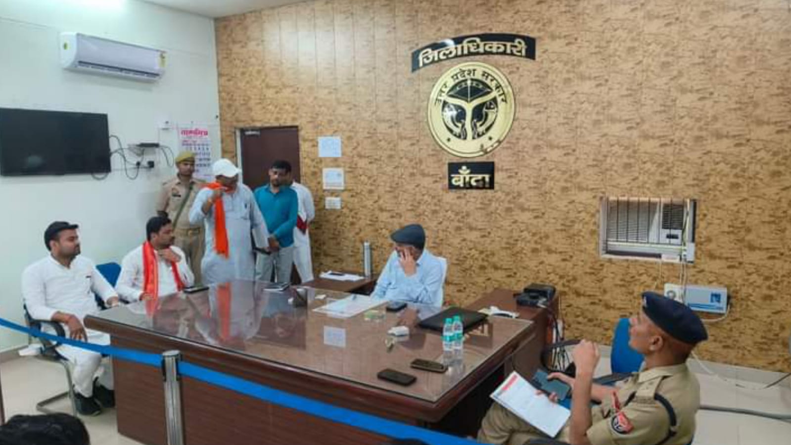दरोगा की जिला पंचायत सदस्य से गुंडई ! अध्यक्ष सुनील पटेल डीएम से मिलें, कार्यवाई की मांग