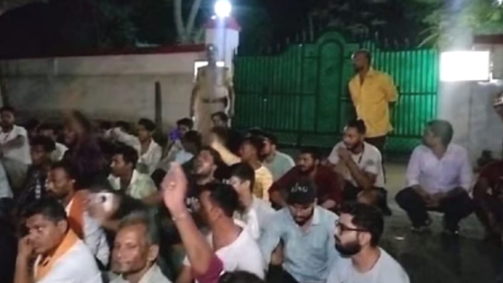 एसपी आवास पर विहिप एवं बजरंग दल का हंगामा : पूरा थाना निलंबित करने की मांग